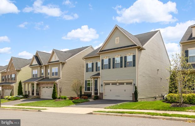 Attached, Exterior, Facade, Farmhouse