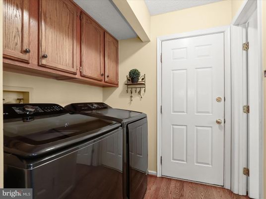 Interior, Washer, Wood Texture Flooring