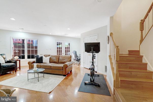 Fitness Equipment, Interior, Living room, Recessed Lighting, Wood Texture Flooring