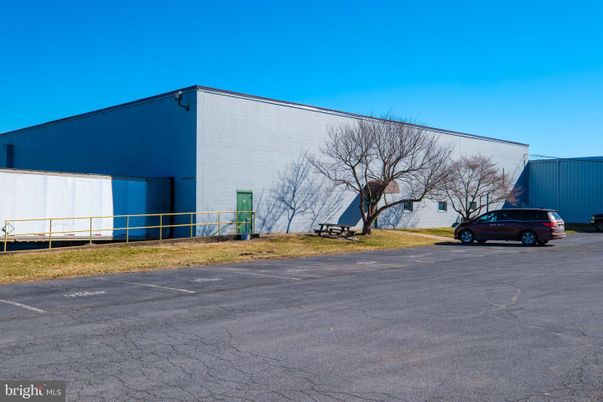 Exterior, Facade, Modern