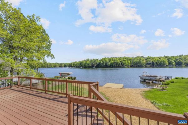 Exterior, Lake