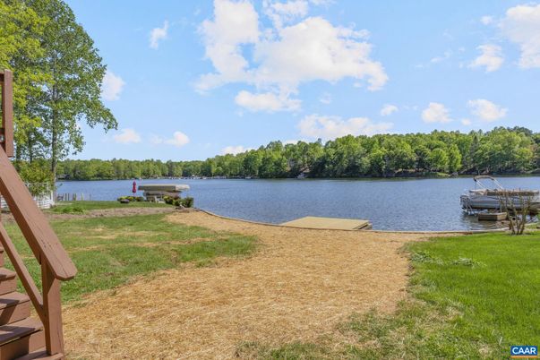 Exterior, Lake