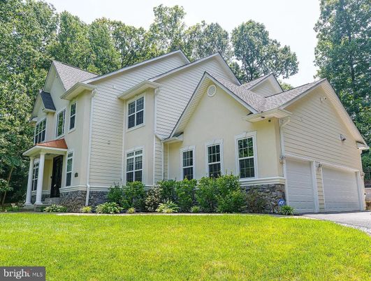 Attached, Exterior, Facade, Farmhouse