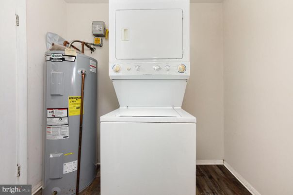 Interior, Utility Closets, Washer, Wood Texture Flooring