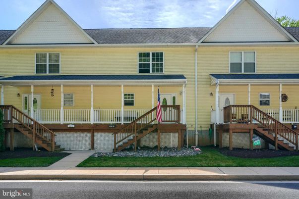 Exterior, Facade, Rowhouse