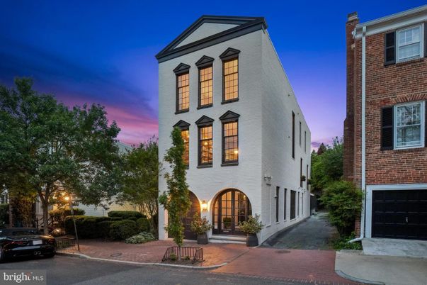Exterior, Facade, Brick Facade, Rowhouse