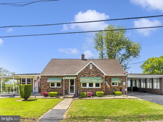 Exterior, Facade, Brick Facade, Cape Cod