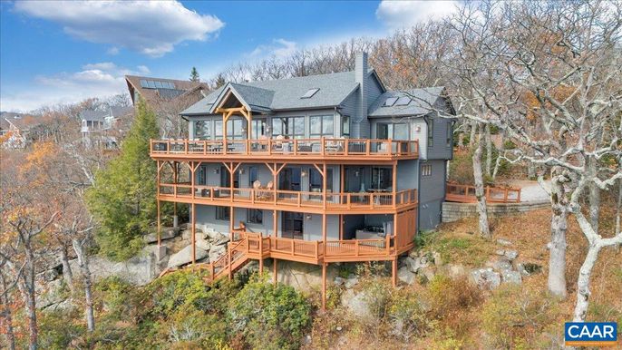 Exterior, Facade, Log Home