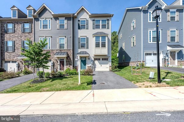 Attached, Exterior, Facade, Rowhouse