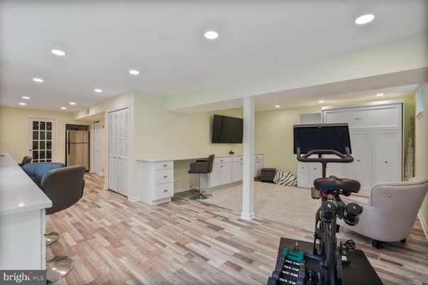 Fitness Equipment, Interior, Recessed Lighting, Wood Texture Flooring