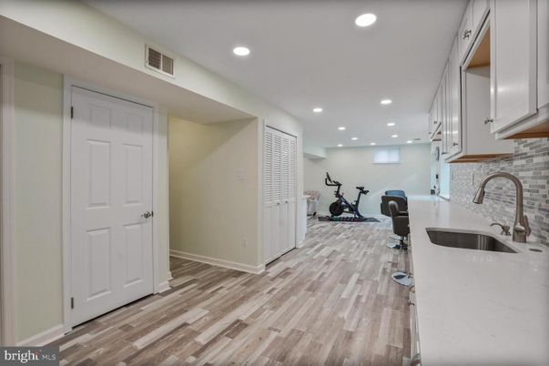 Fitness Equipment, Interior, Recessed Lighting, Wood Texture Flooring