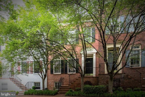 Exterior, Facade, Brick Facade, Rowhouse