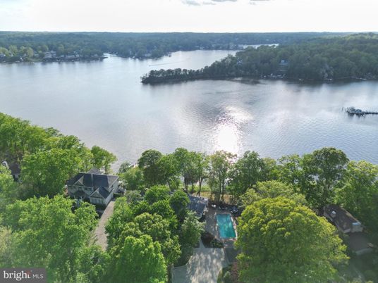 Exterior, Lake