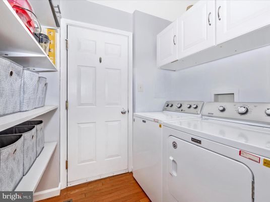 Interior, Washer, Wood Texture Flooring