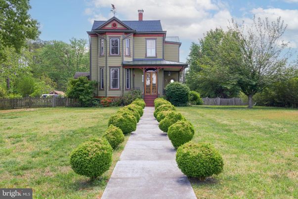 Backyard, Exterior, Facade, Queen Anne Victorian
