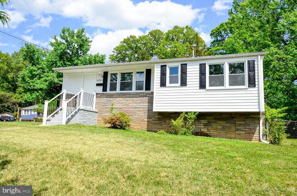 Exterior, Facade, Raised Ranch
