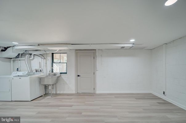 Interior, Recessed Lighting, Washer, Wood Texture Flooring