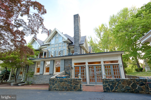 Exterior, Facade, Queen Anne Victorian