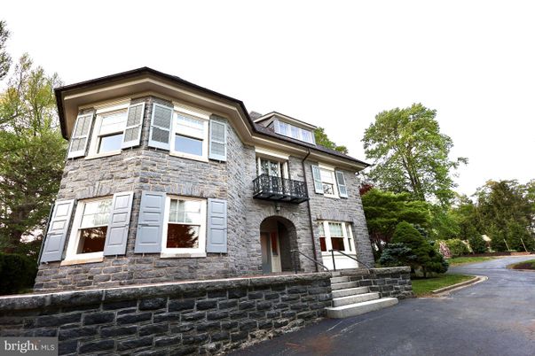 Exterior, Facade, Rowhouse