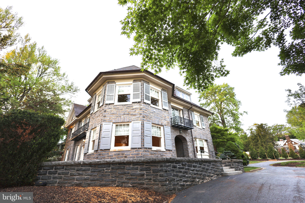 Exterior, Facade, Queen Anne Victorian