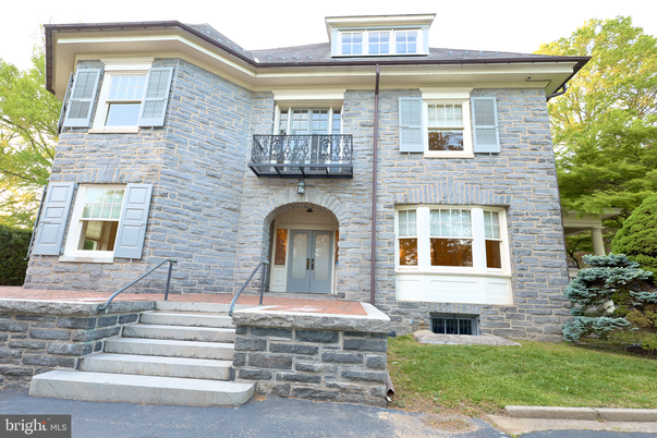 Exterior, Facade, Rowhouse