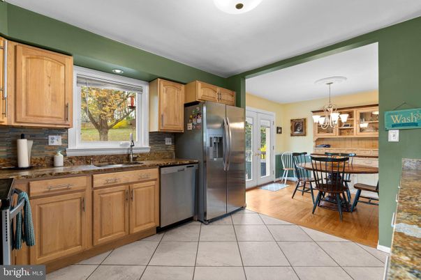 Chandelier, Dining room, Interior, Kitchen, Stainless Steel Appliances, Wood Texture Flooring
