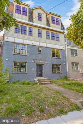 Exterior, Facade, Brick Facade, Georgian