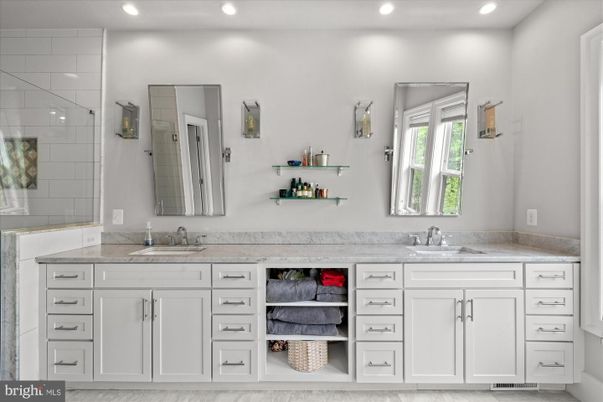 Bathroom, Dual Sink Vanities, Interior, Recessed Lighting