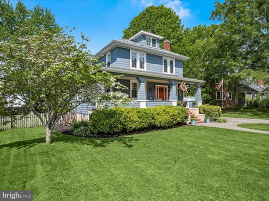 Exterior, Facade, American Foursquare