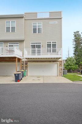 Attached, Exterior, Facade, Rowhouse