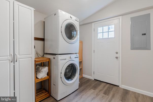 Interior, Utility Closets, Washer, Wood Texture Flooring