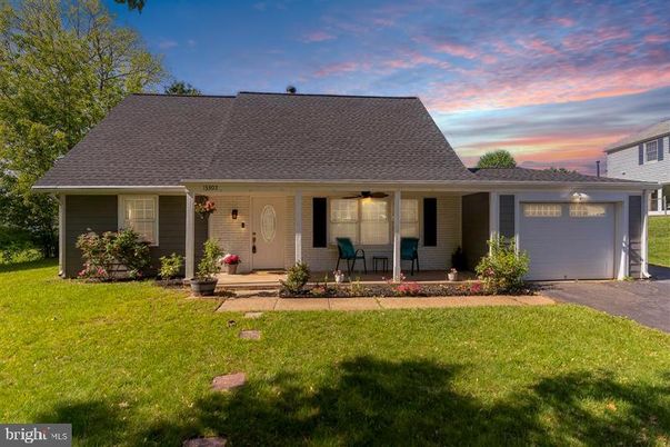 Attached, Exterior, Facade, Ranch