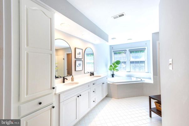 Bathroom, Dual Sink Vanities, Interior, Recessed Lighting