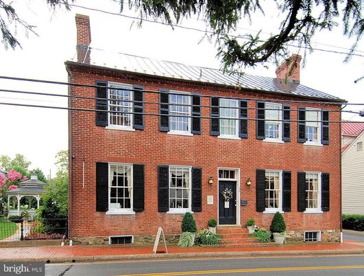 Exterior, Facade, Brick Facade, Georgian