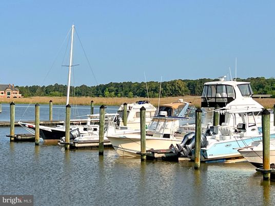 Exterior, Lake