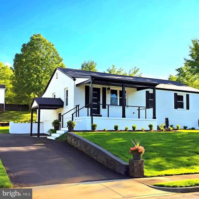 Attached, Exterior, Facade, Farmhouse