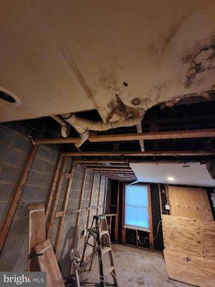 Empty room, Interior, Recessed Lighting, Wooden Beams
