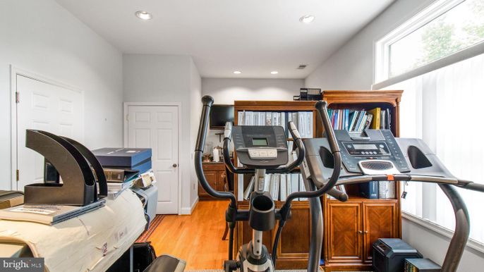 Fitness Equipment, Interior, Recessed Lighting, Wood Texture Flooring