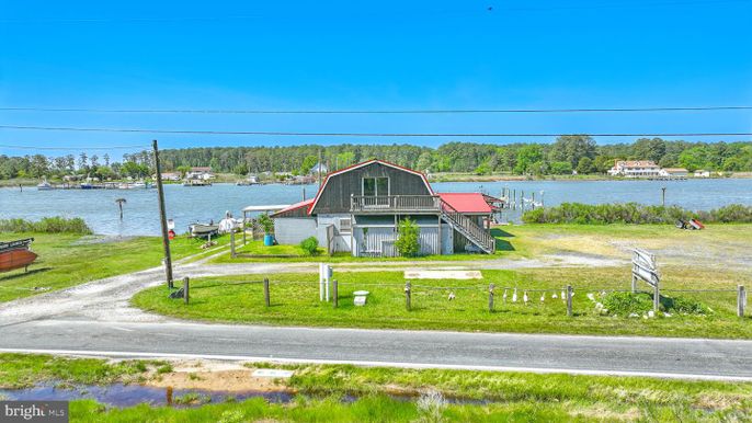 Exterior, Lake