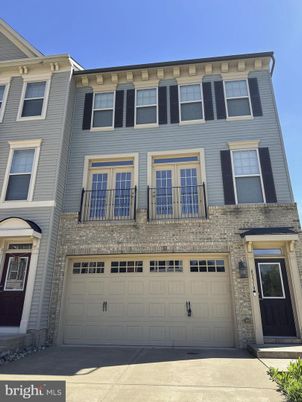 Attached, Exterior, Facade, Rowhouse
