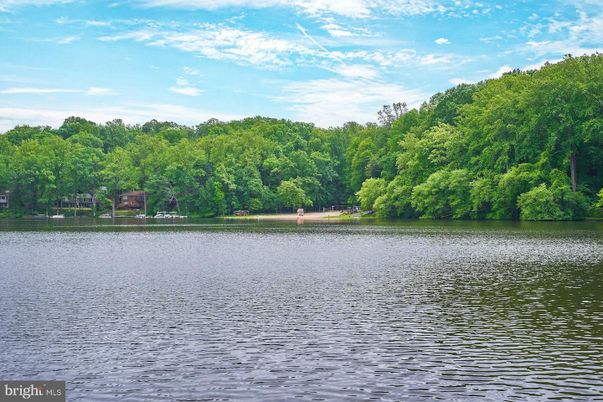 Exterior, Lake