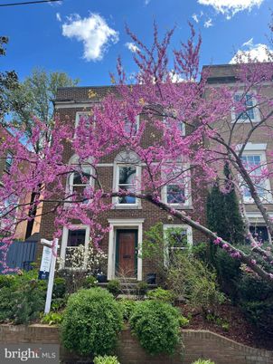 Exterior, Facade, Rowhouse