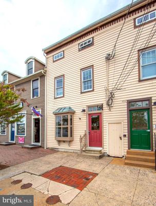 Exterior, Facade, Rowhouse