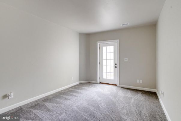 Empty room, Interior
