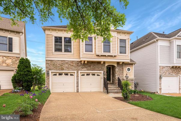 Attached, Exterior, Facade, Rowhouse