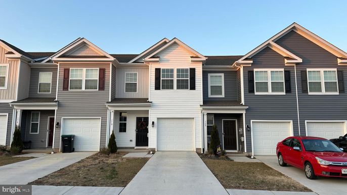 Attached, Exterior, Facade, Rowhouse
