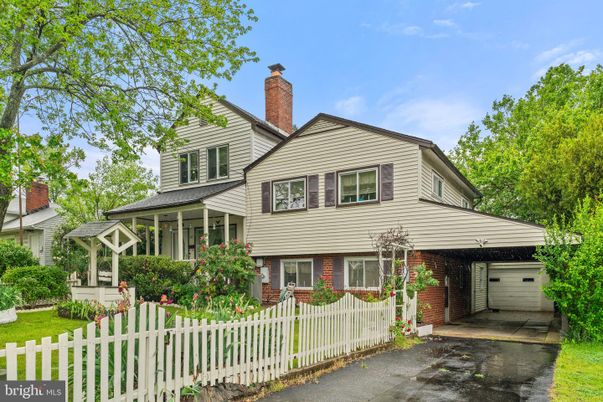 Attached, Exterior, Facade, Brick Facade, Queen Anne Victorian