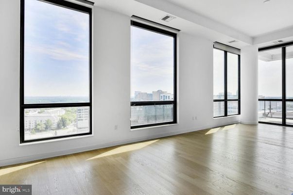Empty room, Interior, Recessed Lighting, Water, Wood Texture Flooring