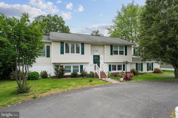 Exterior, Facade, Raised Ranch