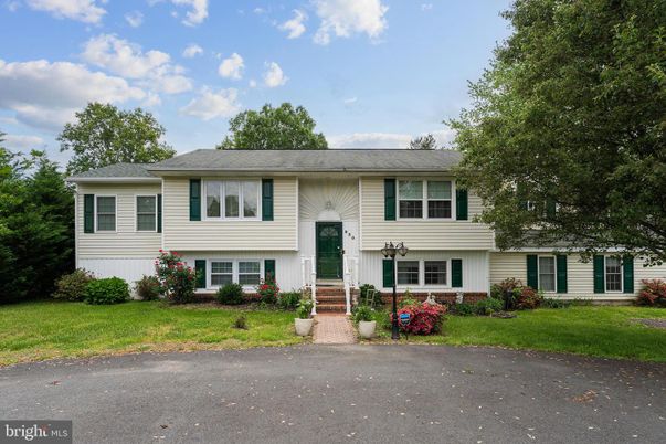 Exterior, Facade, Raised Ranch